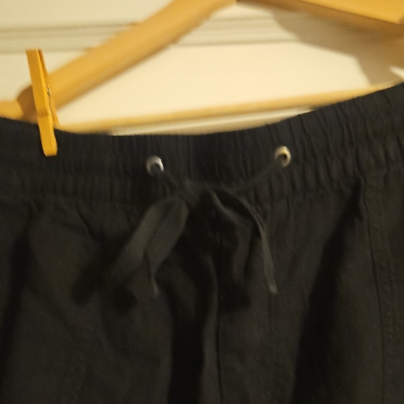 GAP Women's Black Athletic Shorts - Picture 3 of 4